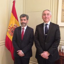 Karim Benyekhlef en compagnie de Carlos Lesmes Serrano, Président de la Cour suprême espagnole et du Conseil général du pouvoir judiciaire.
